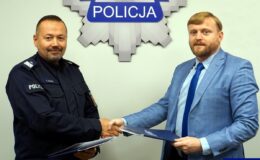 Patryk Kozłowski, dyrektor Muzeum Pogranicza w Działdowie i inadinsp. Tomasz Klimek, komendant Wojewódzki Policji w Olsztynie