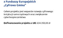 (Na zdjęciu tablica informacyjna z napisem: Gmina-Miasto Działdowo realizuje projekt dofinansowany z Funduszy Europejskich „Cyfrowa Gmina” Celem projektu jest wsparcie rozwoju cyfrowego instytucji samorządowych oraz zwiększenie cyberbezpieczeństwa Dofinansowanie projektu z UE: 634.350,00 zł)