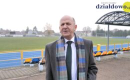 mężczyzna stoi na stadionie, Grzegorz Kaszubski, dyrektor MOSiR