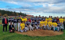 na boisku do baseballu uczestnicy meczu