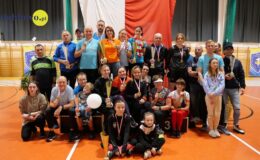 pamiątkowa fotografia grupy biegaczy, którzy stoją siedzą