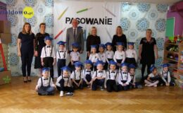 Pamiątkowe zdjęcie przedszkolaków, z paniami nauczycielkami, dyrekcją i burmistrzem