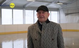 Grzegorz Kaszubski, dyrektor Miejskiego Ośrodka Sportu i Rekreacji w Działdowie na lodowisku, stoi na lodowisku