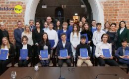 pamiątkowa fotografia młodzieży i dorosłych podczas pierwszej sesji IV kadencji Młodzieżowej Rady Miasta Działdowa