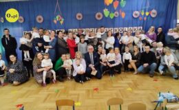 pamiątkowa fotografię grupy "Motylków" (dzieci) wraz z rodzicami, dyrekcją i burmistrzem