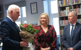 dyrektor biblioteki Justyna Lytvyn odbiera gratulacje od burmistrza Grzegorza Mrowińskiego i wicestarosty Krzysztofa Aurasta