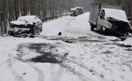 miejsce zdarzenia drogowego w Piasecznie. Widać dwa rozbite pojazdy stojące na drodze