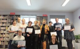 pamiątkowe zdjęcie uczestników szkolenia (kobiet i mężczyzn) w bibliotece wraz z prowadzącą Moniką Grabowską-Kusmirczuk