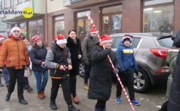 grupa osób idąca ulicą Działdowa w ramach Sztafety z Mikołajem