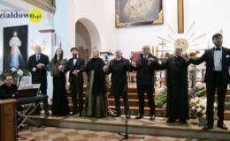 artyści, ksiądz proboszcz i samorządowcy śpiewają wspólnie pieśń "Barka" w kościele pw. Podwyższenia Krzyża Świętego na koniec koncertu „W krainie uśmiechu”