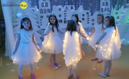 Przedstawienie zimowo-świąteczne w Przedszkolu UMisia w Działdowie
