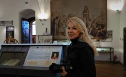 kadr z filmu, kobieta stoi w muzeum