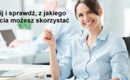 kobieta siedzi przed biurkiem