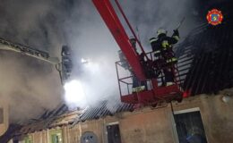 strażacy gaszą pożar domu / fot. OSP Lidzbark