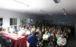 publiczność oglądająca teatr przy stoliku w Miejskiej Bibliotece Publicznej w Działdowie