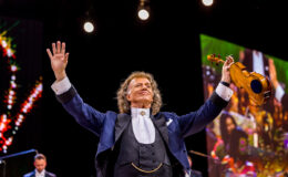 mężczyzna - André Rieu - trzyma w lewej ręce skrzypce