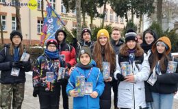 stoi na dworze grupa osób, wolontariuszy wośp