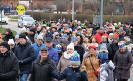 ulicą Działdowa w Orszaku Trzech Króli idą wierni
