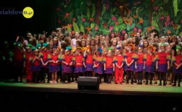 grupa artystów, występująca w przedstawieniu „Dar rzeki Fly”, wystawionym na deskach sceny Miejskiego Domu Kultury w Działdowie