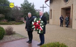 burmistrz Działdowa Grzegorz Mrowiński i Przewodniczący Rady Miasta w Działdowie Romuald Remiszewska składają wiązankę kwiatów