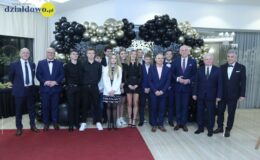 pamiątkowa fotografia nagrodzonych sportowców wraz z samorządowcami, organizatorami