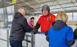 Pracownicy Starostwa Powiatowego i Urzędy Miasta na lodzie