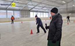 Pracownicy Starostwa Powiatowego i Urzędy Miasta na lodzie