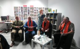dyrektor biblioteki Justyna Lytvyn oraz zaproszeni goście podczas spotkania w ramach cyklu „Z plecakiem i obiektywem po powiecie działdowskim”