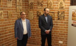 autor Marek Lech i pracownik Muzeum Pogranicza Krzysztof Siemianowski, stoją w sali wystawienniczej galerii