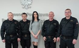stoją: strażacy z KPPSP w Działdowie i Monika Szynkowska, która poprowadziła spotkanie, dotyczące profilaktyki zakaźnych chorób odkleszczowych wśród strażaków