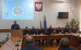 odprawa roczna Komendy Powiatowej Policji w Działdowie, odprawa odbyła się w sali konferencyjnej Starostwa Powiatowego w Działdowie. Na zdjęciu policjanci, samorządowcy siedzą za stołem