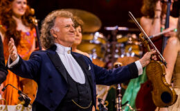 mężczyzna – André Rieu – trzyma w lewej ręce skrzypce