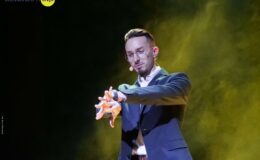 Iluzjonista Paweł Kwiecień „czarował” na scenie MDK w Działdowie
