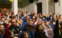 Iluzjonista Paweł Kwiecień „czarował” na scenie MDK w Działdowie