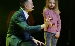 Iluzjonista Paweł Kwiecień „czarował” na scenie MDK w Działdowie