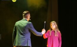 Iluzjonista Paweł Kwiecień „czarował” na scenie MDK w Działdowie