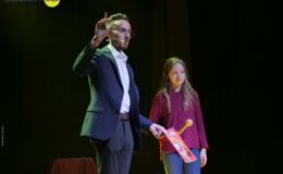 Iluzjonista Paweł Kwiecień „czarował” na scenie MDK w Działdowie