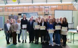 pamiątkowa fotografia laureatów, z paniami organizatorkami konkursu i zaproszonymi gośćmi