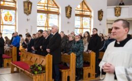 stoją w ławkach w kościele uczestniczy Mszy Świętej