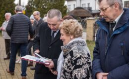 Uroczystość wręczenia medalu Reipublicae Memoriae Meritum, pośmiertnie ks. Marianowi Ofiarze