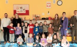 przedszkolaki oraz osoby dorosłe, nauczyciele i uczniowie-przyszli leśnicy podczas spotkania w Przedszkolu nr 3 w Działdowie