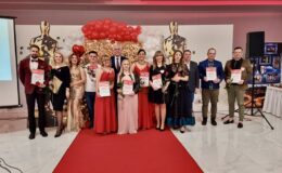do pamiątkowego zdjęcia pozuje grupa osób