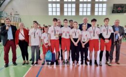 pamiątkowe – grupowe zdjęcie zawodników i gości podczas zakończenia turnieju