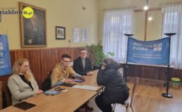 ksiądz Waldemar Kurzawa, wolontariusze, w sali parafii Zbawiciela, gdzie uchodźcy z Ukrainy mogą złożyć wniosek o pomoc