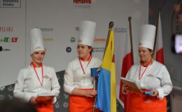 dwie laureatki Mistrzostw Polski Uczniów Szkół Cukierniczych: Amelia Warmińska i Karolina Strzelewska wraz z Magdaleną Trzuskowską z Zespołu Szkół w Malinowie