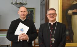 ks. Marek z biskupem toruńskim Wiesławem Śmiglem Fot. Beata Patalas /Diecezja Toruńska