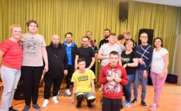 Zespół Enej z wizytą w Polskim Stowarzyszeniu na rzecz Osób z Niepełnosprawnością Intelektualną Koło w Działdowie