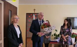 Burmistrz z kwiatkiem odwiedził nasze seniorki