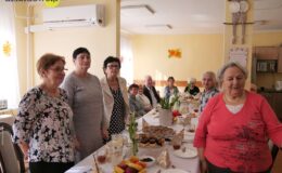 Burmistrz z kwiatkiem odwiedził nasze seniorki