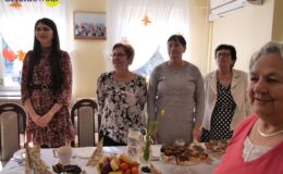 Burmistrz z kwiatkiem odwiedził nasze seniorki